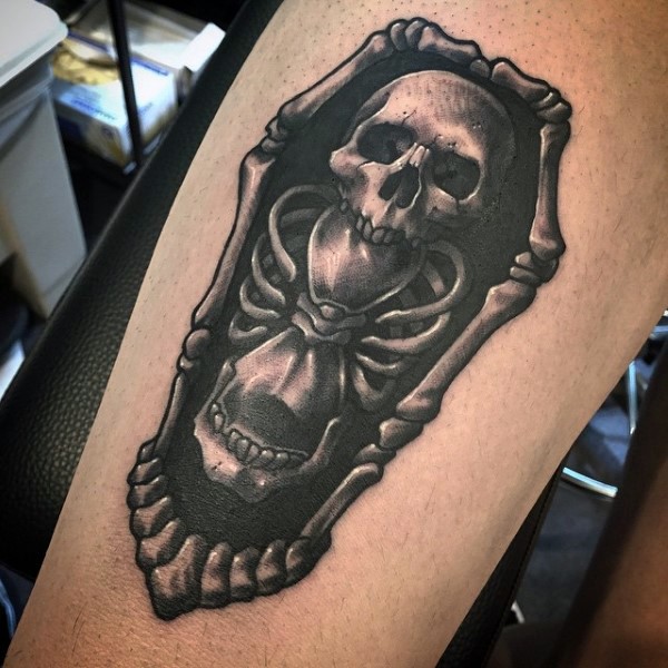 impressionante nero e bianco scheletro in barra a forma di osso tatuaggio su gamba