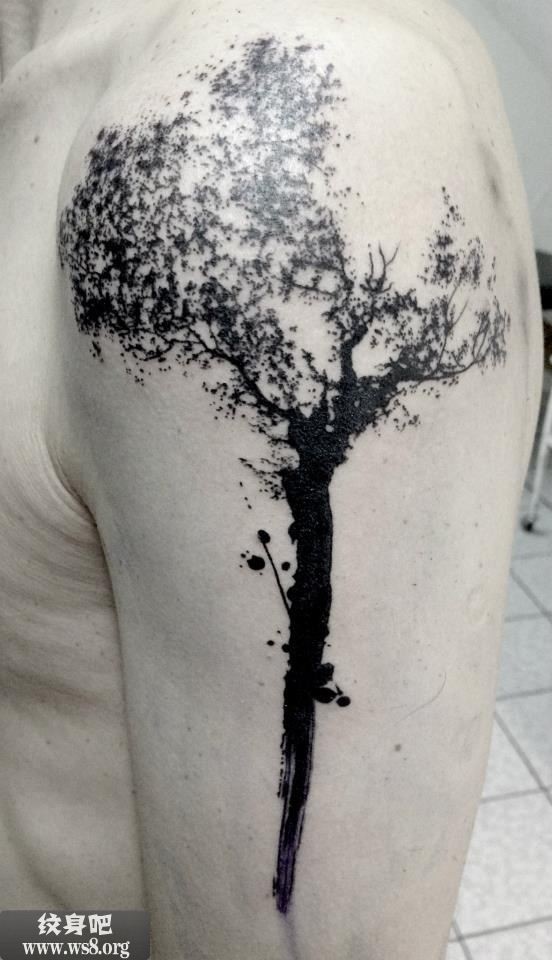 Tatuaje en el hombro,
árbol negro eztilizado
