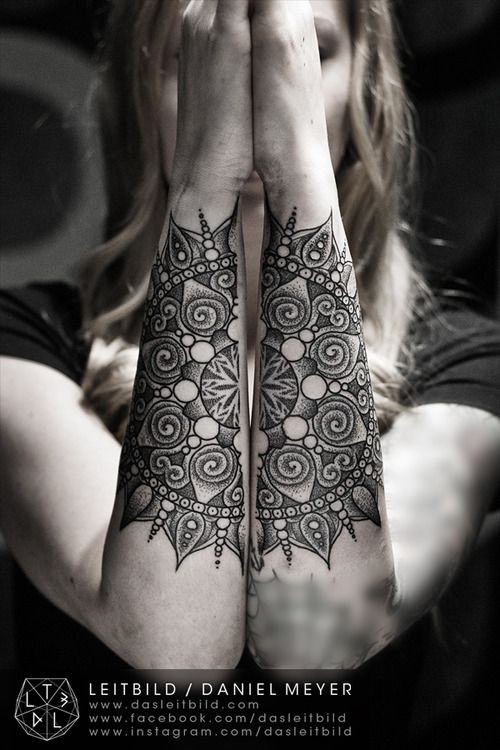 impressionante disegno dipinto grande fiore su due braccua tatuaggio