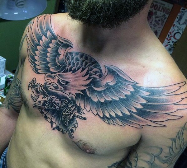 Tatuaje en el pecho, águila furiosa que caza, colores negro blanco -  