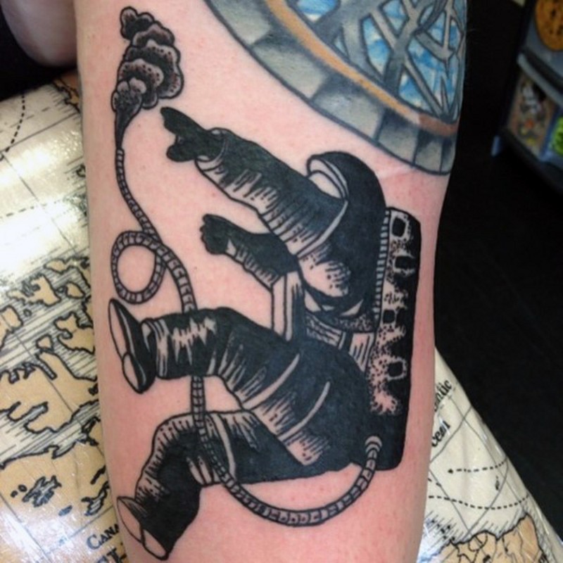 impressionante disegno nero e bianco antica scuola astronauta tatuaggio su braccio