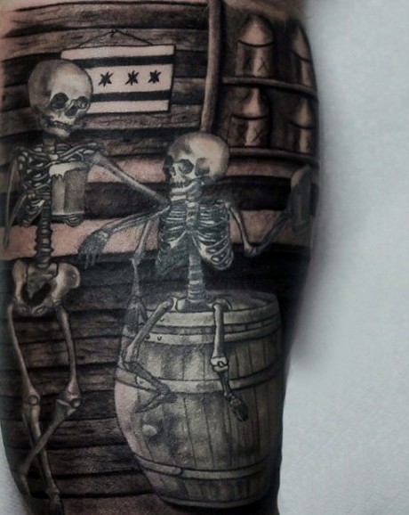 Beeindruckendes Design schwarzweiße Skelette mit Bier Tattoo am Oberschenkel