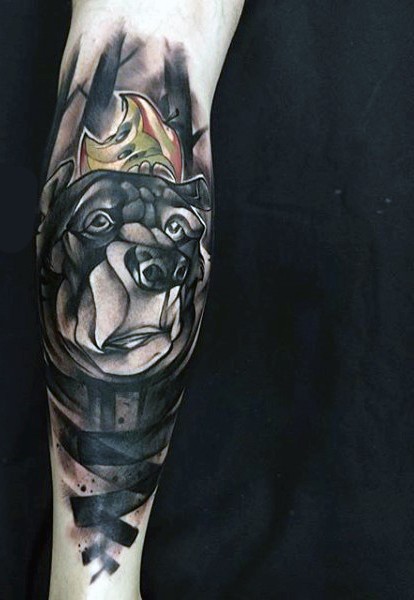 Beeindruckendes Design farbiger trauriger Bär mit Apfel Tattoo am Arm