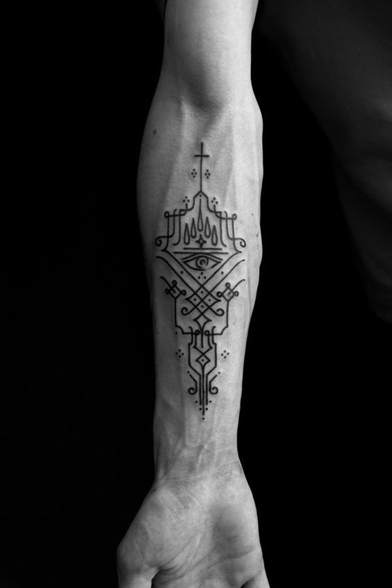 Tatuaje en el antebrazo, símbolos místicos, tinta negra