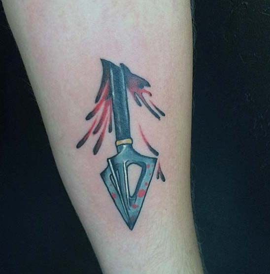 Tatuaje en el antebrazo, lanza increíble con sangre
