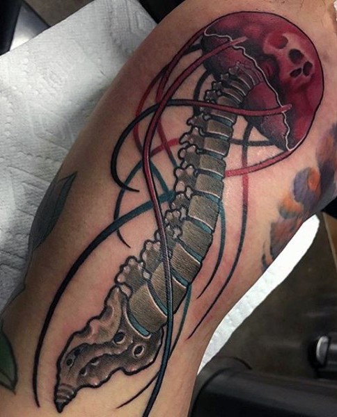 Beeindruckende detaillierte mehrfarbige cartoonische Qualle Tattoo am Arm