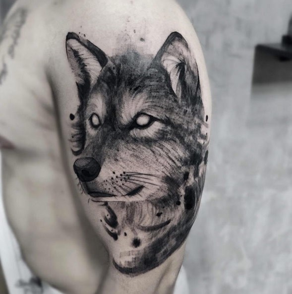 Impresionante tatuaje de brazo negro de estilo de trabajo de punto de lobo con ojos vacíos