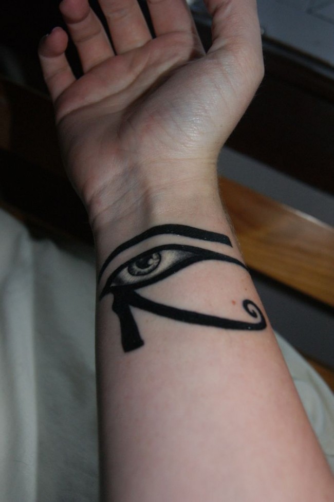 Tatuaje en la muñeca,
símbolo egipcio ojo de Horus estupendo, tinta negra