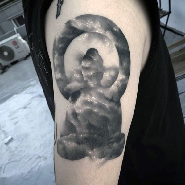 Tatuaje en el brazo, silueta de buda en la neblina
