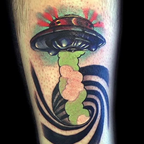 Beeindruckendes buntes Aliens Schiff mit hypnotischen Ornament Tattoo am Bein