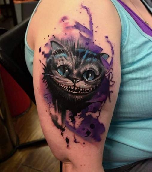 Tatuaje en el brazo, gato de Cheshire fascinante volumétrico