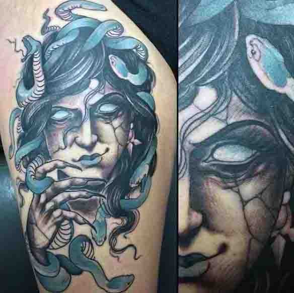 Beeindruckende im alte-Cartoon-Stil gefärbte böse lächelnde Meduse Tattoo am Oberschenkel