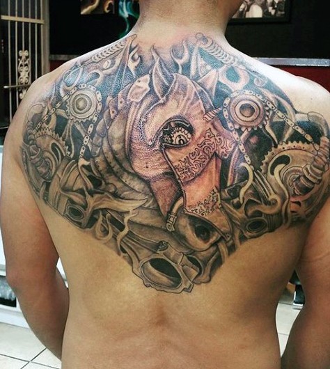 Tatuaje en la espalda, caballo místico de hierro entre detalles diferentes