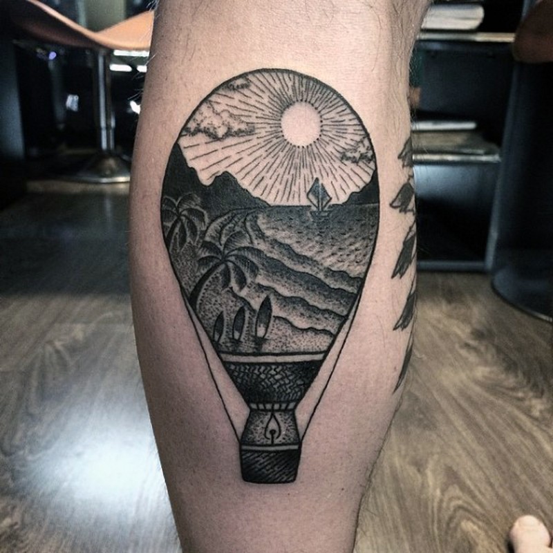 impressionante dipinto grande mongolfiere con disegno dentro tatuaggio su gamba