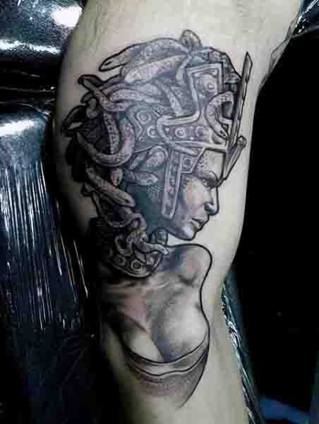 Beeindruckendes schwarzes und weißes Tattoo mit sexy Meduse am Arm