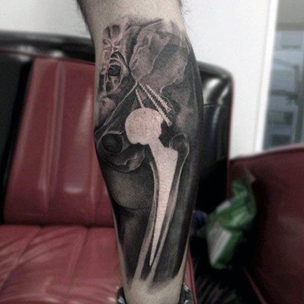 Beeindruckendes im Realismus Stil schwarzes Bein Tattoo mit Röntgen