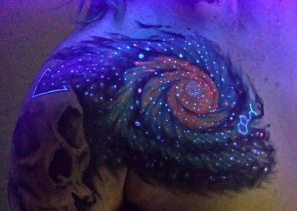 Tatuaje en el pecho,  cosmos impresionante, tinta ultravioleta