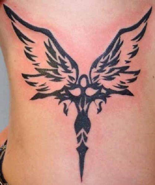 impressionante angelo tribale tatuaggio su corpo