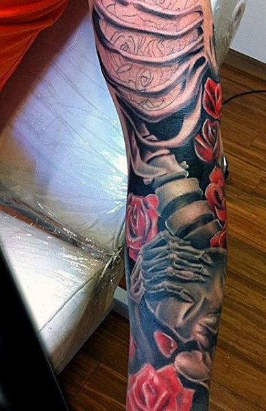 Tatuaje en el brazo, esqueleto volumétrico con rosas rojas