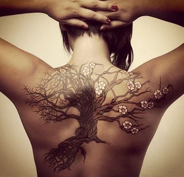 Beeindruckender Sehr Schoner Gemalt Einsamer Baum Mit Blumen Tattoo Am Oberen Rucken Tattooimages Biz