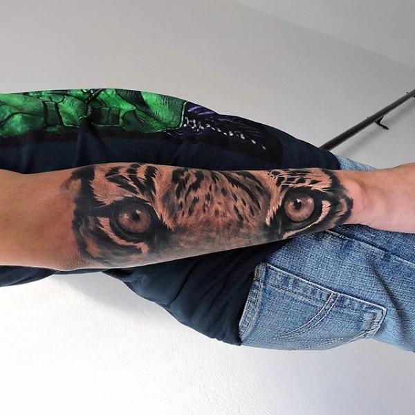 impressionante molto dettagliato nero e bianco occhi di tigre tatuaggio su braccio