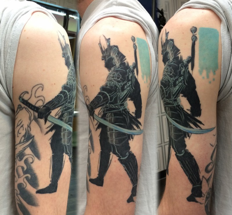 Tatuaje en el brazo, guerrero samurái de cuerpo entero con espada larga