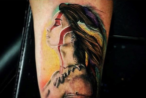 Beeindruckendes sehr realistisch aussehendes farbiges Tattoo mit barbarischer Frau