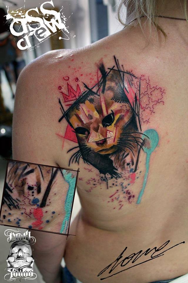 Unglaubliches im abstrakten Stil farbiges Schulter Tattoo mit Katzenporträt