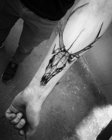 Unglaubliches abstrakt gemaltes Unterarm Tattoo mit Schädel des Hirsches Skizze