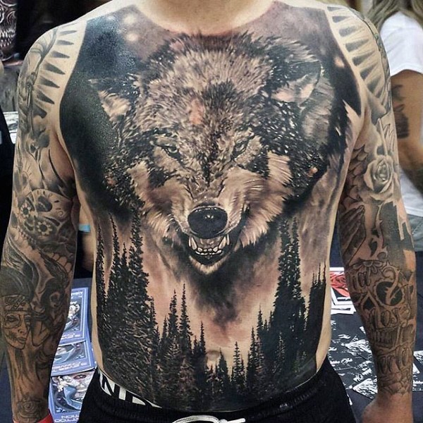 Unglaubliches schwarzweißes im Realismus Stil Tattoo an ganzer Brust und Bauch mit wütendem Wolf mit Wald