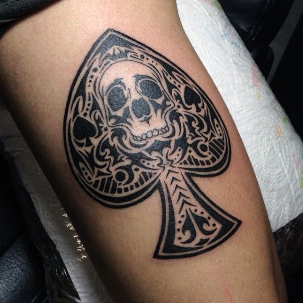 Tatuaje en la pierna, pica decorada con esqueleto