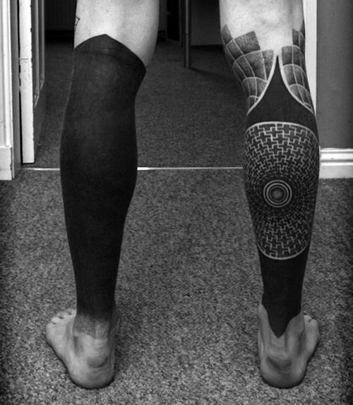 Unglaubliches schwarzes großes Tattoo an den Beinen  mit geometrischen Figuren