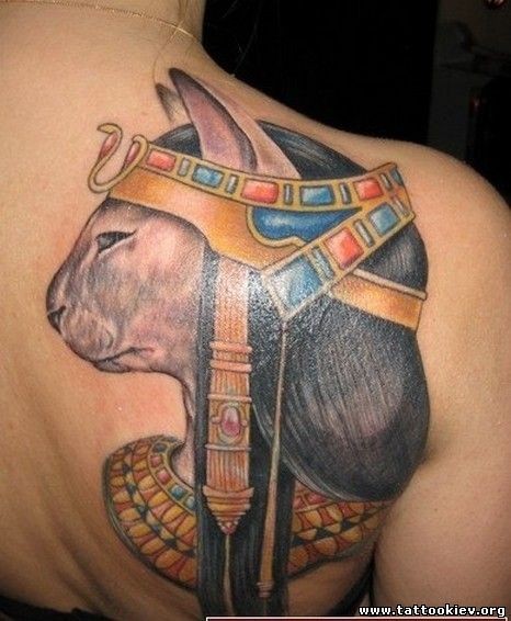Tatuaje en el omóplato,  gato egipcio precioso