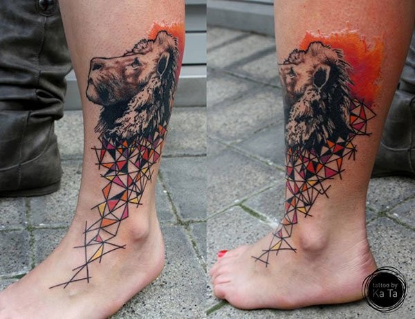 Tatuaje en el tobillo, 
 león alucinante con figuras geométricas