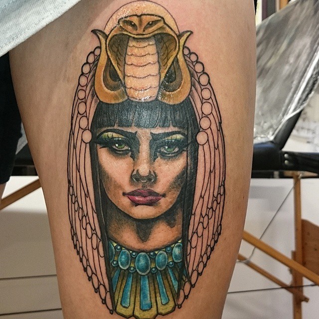 Tatuaje en el muslo, 
 mujer hermosa egipcia