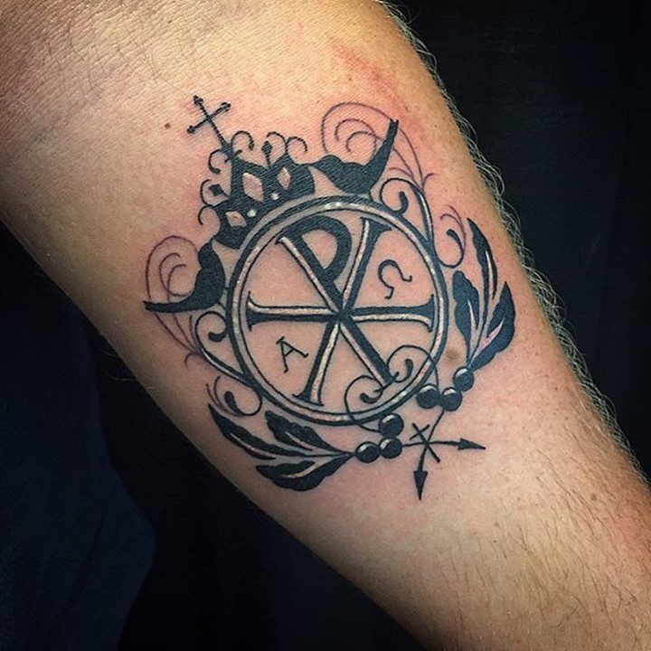 Unglaubliches Design schwarzes und weißes Chi Rho spezielles Symbol Christus Monogramm Unterarm Tattoo