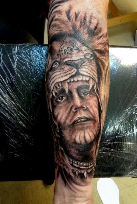 Tatuaje de diseño impresionante el retrato del indígena en el casco de la piel animal en el antebrazo