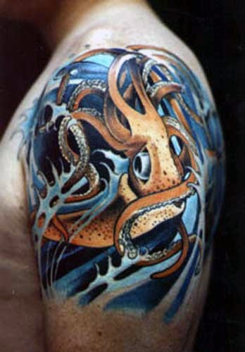 Tatuaje en el brazo, pulpo bonito en el agua azul