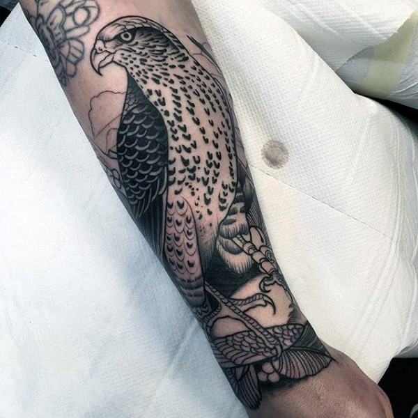 Unglaubliches Design schwarzer und weißer detaillierter Adler Tattoo am Arm