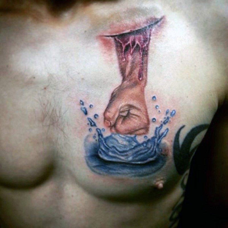 incredibile disegno colorato pugno che colpisce acqua tatuaggio su petto