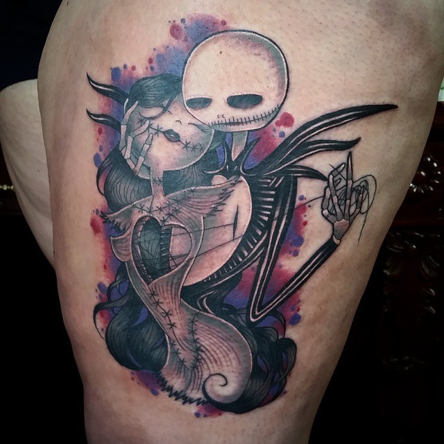 Unglaubliches detailliertes Oberschenkel Tattoo mit Monster Paar