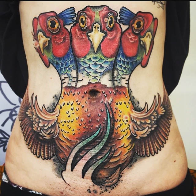 Unglaublich aussehendes farbiges Bauch Tattoo von Papagei mit drei Augen