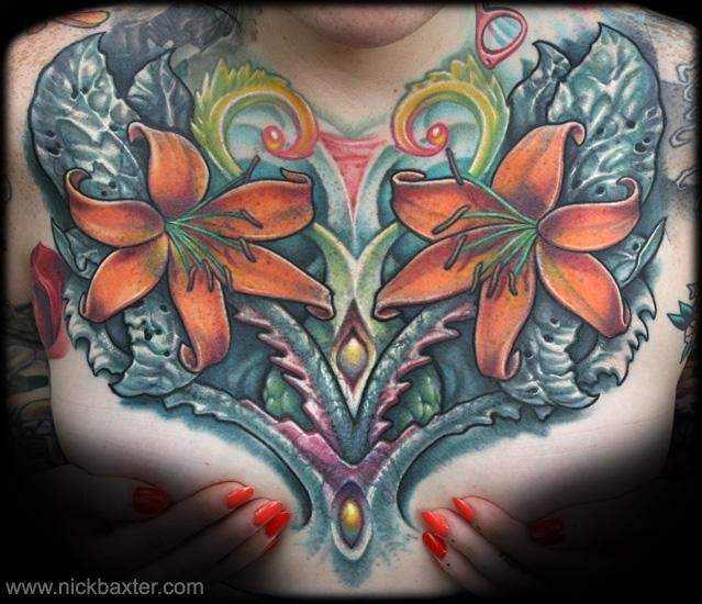 Unglaublich aussehendes natürlich farbiges Brust Tattoo von verschiedenen Blumen