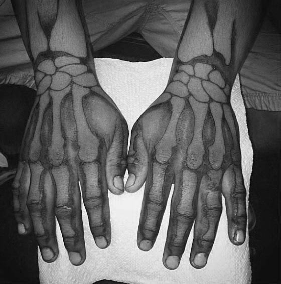 Unglaublich aussehende weiße Hände Tattoos mit realistischen menschlichen Knochen