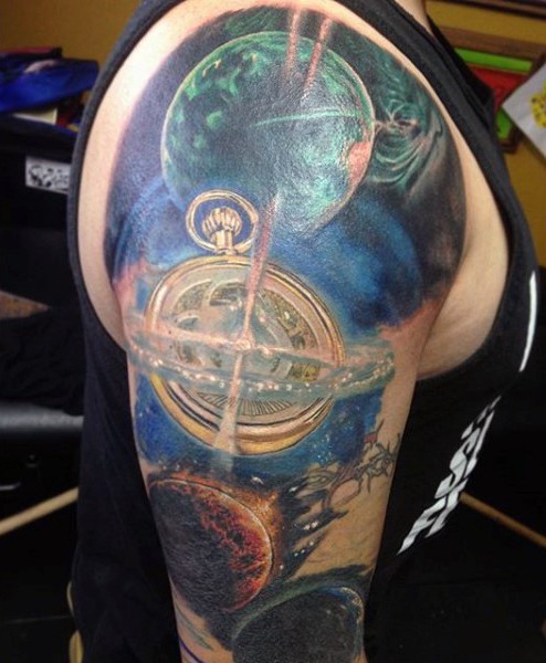 Tatuaje en el brazo, reloj retro  en cosmos profundo