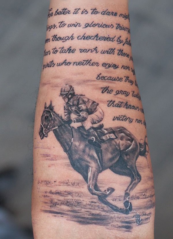 Tatuaje negro blanco en el antebrazo,
jinete a caballo y inscripción larga