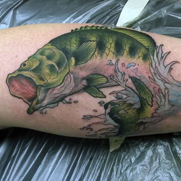 incredibile dipinto e colorato dettagliato pesce in acqua tatuaggio su gamba