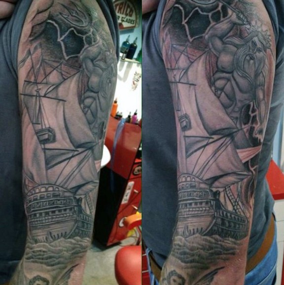 Tatuaje en el brazo, barco estupendo detallado y Poseidón majestuoso