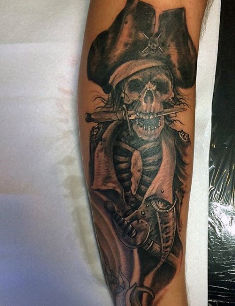 Tatuaje en el brazo,
esqueleto pirata precioso con daga en los dientes