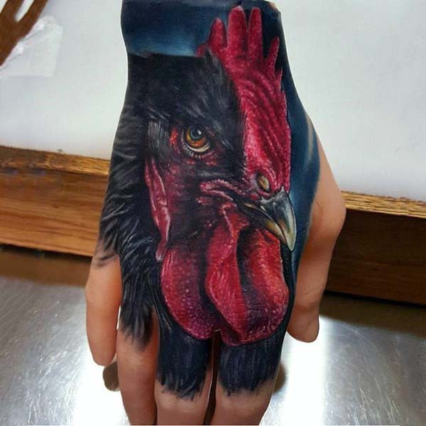 incredibile dipinto molto dettagliato testa di gallo colorato tatuaggio su mano